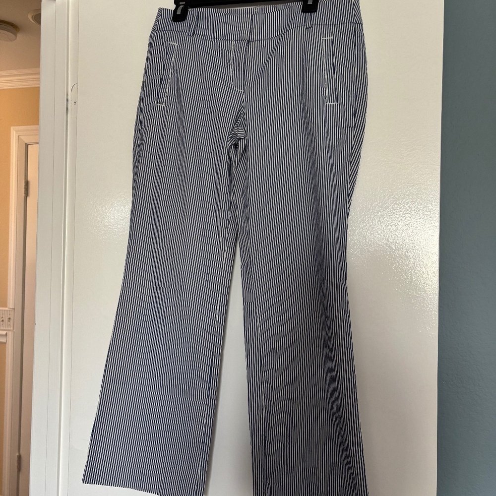 Women’s LOFT, 6P,  blue/white Seersucker pants.